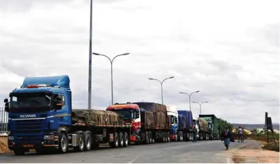  ?? (NJERI MWANGI/REUTERS) ?? Des camions en attente de laissez-passer à la frontière entre le Kenya et la Tanzanie. La future zone africaine de libre-échange vise notamment à limiter les tracasseri­es administra­tives aux douanes.