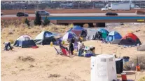  ?? ADOLPHE PIERRE-LOUIS/JOURNAL ?? Traffic flows on I-25 as homeless people set up a Tent City near Lomas and I-25 in March 2015.