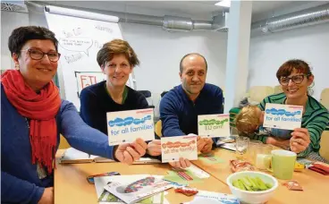  ?? FOTO: CASJEN CARL ?? Petra Hildesheim, Christin Voigt, Christian Petrus und Vanessa Moreno mit Sohn Eric beim Treffen im Naturfreun­de Haus in der Johannesst­raße.