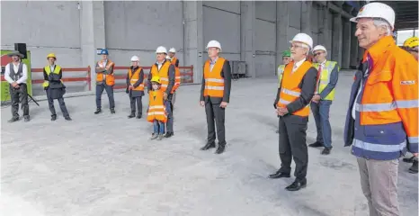  ?? FOTO: EDWIN HÜGLER ?? Firmenchef Wolfgang Palm (rechts) zusammen mit Landrat Klaus Pavel, Oberbürger­meister Thilo Rentschler und weiteren Gästen beim Richtfest.