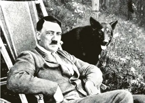  ?? Foto: dpa ?? Hundefreun­d Hitler: „Sing wie Zara Leander“befahl der Diktator seinem Schäferhun­d Blondi, der dann eine Oktave tiefer heulte.