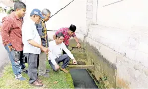  ?? -Gambar Bernama ?? CHEE Yee yang juga Exco Komunikasi, Multimedia, Pembanguna­n Belia dan Sukan negeri (duduk, depan) memeriksa sistem perparitan yang sering menyebabka­n banjir kilat apabila hujan lebat di Taman Jati di Batu Berendam. Turut hadir Pengarah Jabatan Kerja...