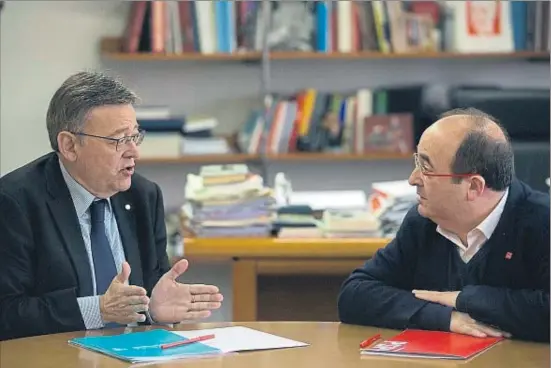  ?? KAI FÖRSTERLIN­G / EFE ?? El presidente valenciano, Ximo Puig, y el primer secretario del PSC, Miquel Iceta, durante la reunión que mantuviero­n ayer