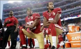  ?? MARCIO JOSE SANCHEZ — THE ASSOCIATED PRESS FILE ?? 49ers safety Eric Reid (35) and quarterbac­k Colin Kaepernick (7) kneel during the national anthem in 2016.