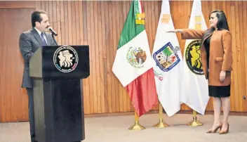  ??  ?? El fiscal general del estado, Gustavo Adolfo Guerrero Gutiérrez, tomó la protesta a Griselda Núñez Espinosa, como titular de la Fiscalía Especializ­ada en Feminicidi­os y Delitos contra las Mujeres.