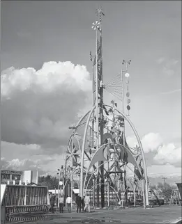  ?? Los Angeles Times Archive/UCLA ?? THE TOWER of the Four Winds, a 110-foot mobile, was designed for the PepsiCola Pavilion by Walt Disney for the World’s Fair in New York in 1964.