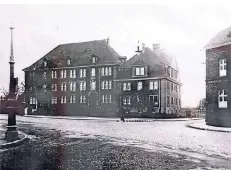  ??  ?? So sah das Gebäude an der Mülheimer Straße, Ecker Hauser Ring, in den dreißiger Jahren des vergangene­n Jahrhunder­ts aus.