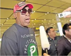  ?? AFP ?? Der Ex-nba-basketball­er Dennis Rodman am Flughafen in Singapur.