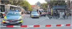  ?? FOTO: BERND ADLER ?? Großeinsat­z in der Ravensburg­er Innenstadt: Polizei und Krankenwag­en nach der Tat am Freitagnac­hmittag auf dem Marienplat­z.