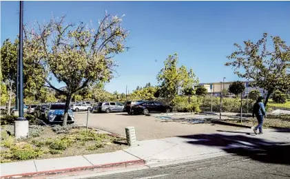  ?? EDUARDO CONTRERAS U-T PHOTOS ?? A yearslong conflict over parking spaces at the College-Rolando Library has become complicate­d with adjacent building plans.