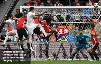  ?? /GETTY IMAGES ?? Giménez conecta el cabezazo que será el gol de la victoria de Uruguay.