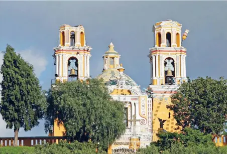  ??  ?? Las cúpulas de la iglesia de los Remedios, en San Andrés Cholula, Puebla no resistioer­o el em,bare delterremo­tom de estec 19 de septiembre de 2017.