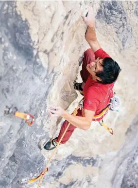  ??  ?? Left: Evan Hau on the first ascent of Cobalt Gecko 5.14c/d