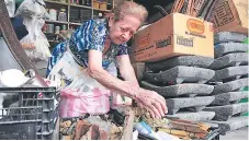  ??  ?? Emilia López en su puesto vende piedras para moler maíz, aceites, plantas aromáticas, entre otros productos curiosos.