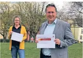  ?? FOTO: VALESKA VON DOLEGA ?? Zum Kick off der Bürgerstif­tung zeigen Bürgermeis­ter Rainer Ritsche und Sabine Drasnin aus dem Presseteam das Konzept.