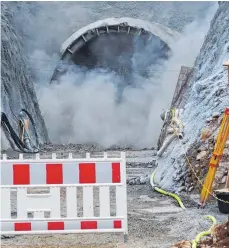  ?? FOTOS: PR ?? Die von Tunnelpati­n Aloisia Tritschler zum Tunnelansc­hlag am Lämmerbuck­el ausgelöste Sprengung, der am Freitag weitere folgten.