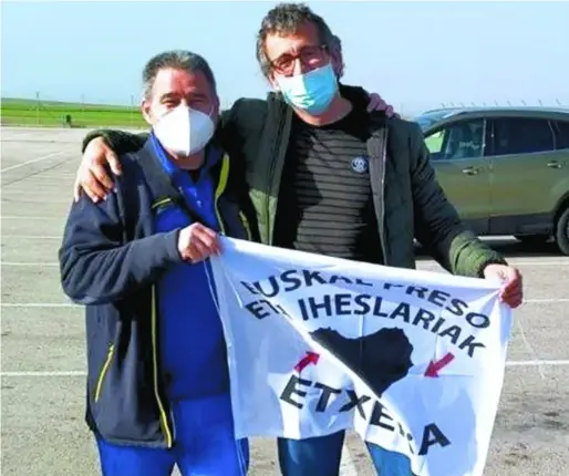  ?? EFE ?? Troitiño, ayer a la salida de la cárcel de Estremera, sostiene una pancarta en la que se pide la libertad de todos los presos