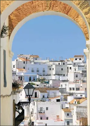  ??  ?? COLGADOS DE BARRANCOS. Vejer de la Frontera, a 42 kilómetros de Cádiz. Y sobre la costa (sup. der.), Valdevaque­ros y Zahara de los Atunes.