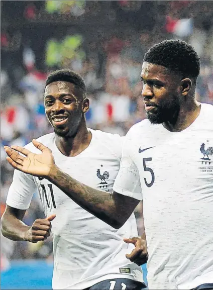  ?? FOTO: AP ?? Samuel Umtiti celebró así ayer su gol ante Italia en presencia de Ousmane Dembélé Su tanto de oportunist­a es el segundo con Francia