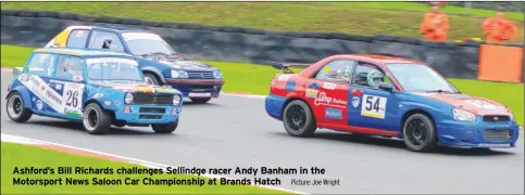  ?? Picture: Joe Wright ?? Ashford’s Bill Richards challenges Sellindge racer Andy Banham in the Motorsport News Saloon Car Championsh­ip at Brands Hatch