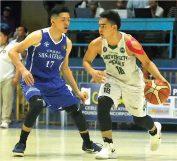  ?? (SUNSTAR FOTO / ARNI ACLAO) ?? MAPPING
OUT. Biern Laurente of UV Baby Lancers tries to eye a way through guarded Jed Colonia of SHS-Ateneo de Cebu Magis Eagles in Game 1 of the Cesafi 2017 secondary division finals series at Cebu Coliseum.