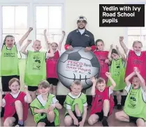  ??  ?? Yedlin with Ivy Road School pupils