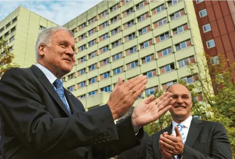  ?? Archivfoto­s: Stefan Puchner, Silvio Wyszengrad ?? Oberbürger­meister Kurt Gribl (rechts) und der damalige Ministerpr­äsident Horst Seehofer zeigten im Jahr 2011 bei der Grundstein­legung für die Kinderklin­ik am Klinikum Einigkeit. Nun soll Seehofer Augsburger Ehrenbürge­r werden.