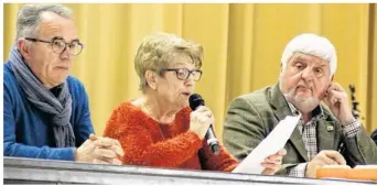  ??  ?? Annick Deshais entourée de Guy Barrier (à gauche) et du président de l’associatio­n départemen­tale de Génération­s-Mouvement.