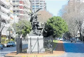  ?? FOTOS: DIEGO DÍAZ ?? Los Incas. Nace en Elcano, Crámer y el puente sobre las vías del Mitre y termina en V. Ortúzar. En la esquina de Zapiola, está la escultura “La Navegación,” parte del Pabellón Argentino en la Expo Universal de París de 1889.