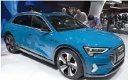  ??  ?? L’Audi e-tron a longtemps fait parlé de lui. Ce grand SUV  % électrique est enfin là. Il inaugure des minicaméra­s en guise de rétroviseu­rs. Autonomie annoncée : plus de  km avec une seule charge !