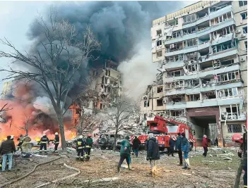  ?? UKRAINIAN PRESIDENTI­AL PRESS OFFICE ?? A Russian rocket slammed into this apartment building Saturday in Dnipro, Ukraine.