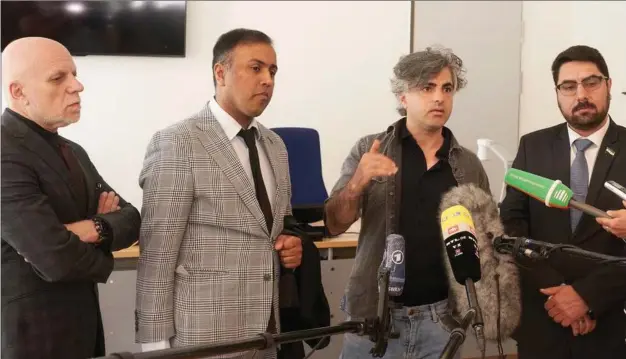  ?? FOTO: THOMAS FREY/ RITZAU SCANPIX ?? Her ses Feras Fayyad ( nummer to fra højre) efter den første dag af retssagen i tyske Koblenz. Men han burde slet ikke være med, mener en kritiker.