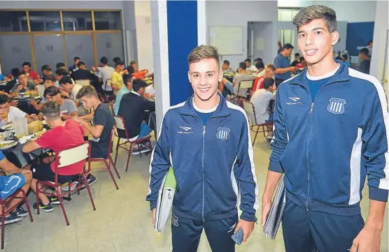  ?? (MARTÍN BAEZ) ?? Por una buena nota. Augusto Scholte, 17 años, lateral derecho. Joaquín Blázquez, 16 años, arquero y escolta. Ambos de Talleres.