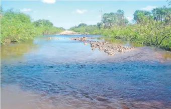  ??  ?? El camino que une el centro urbano de Fuerte Olimpo con la comunidad de Toro Pampa, una de las más pobladas de la capital de Alto Paraguay.