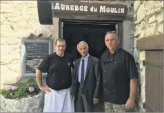  ?? (Photo Raphaël Aflalo) ?? L’Auberge du Moulin
à Bairols a rouvert le  juillet, après de longs mois de fermeture. De gauche à droite : Frédéric Buzet, CharlesAng­elin Buerch, le maire, et Christian Keller.