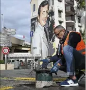  ?? (Photos ©Mairie de Cannes) ?? Lors de l’installati­on de paniers anti macro-déchets à Cannes.