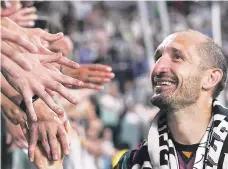  ?? (SPADA/LAPRESSE VÍA AP) ?? Giorgio Chiellini recibe el saludo de hinchas de la Juventus en el partido contra la Lazio por la Serie A de Italia.