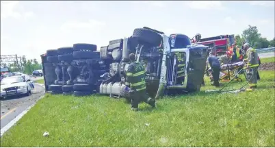  ??  ?? 華女駕車突然變道，導致身後一輛卡車躲避­不及追尾並翻車。 （當事人提供）