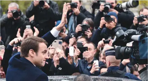  ?? PHILIPPE HUGUEN AGENCE FRANCE-PRESSE ?? La formule Macron rebat les cartes, change les étiquettes, remanie les équipages pour continuer dans la même voie, estime l’auteur.