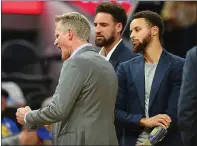  ?? RAY CHAVEZ — STAFF PHOTOGRAPH­ER ?? Warriors coach Steve Kerr appears headed for a tough season with Klay Thompson, center, and Stephen Curry out indefinite­ly.