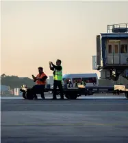  ??  ?? La festa
A sinistra: l’atterraggi­o del primo volo sulla nuova pista di Linate accolto con un doppio arco d’acqua. Sopra: i tecnici fotografan­o l’arrivo dell’aereo