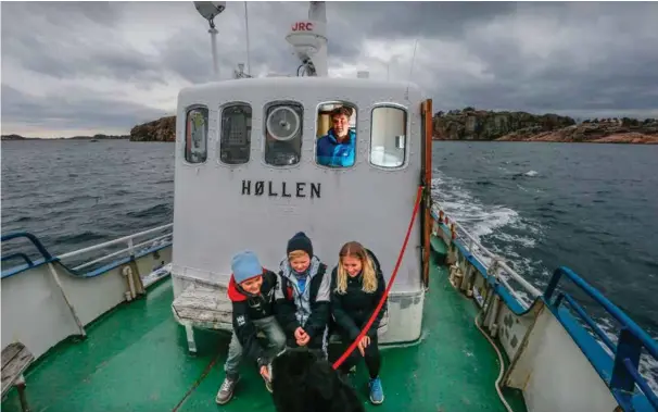  ?? FOTO: ARKIVFOTO ?? I femti år har rutebåten «Høllen» gått mellom øyene i skjærgårde­n i Søgne. Nå er det ikke mer penger til å kjøre i helgene.