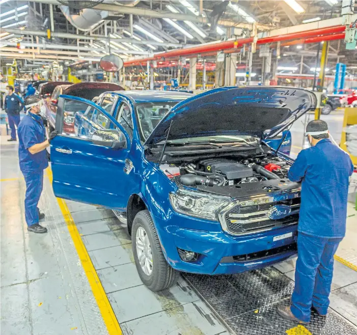  ??  ?? En acción. La marca del óvalo hoy fabrica la pickup Ranger en su planta. En esta etapa volvió con 1.400 empleados y a un ritmo de 110 unidades por día.