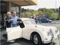  ?? PHOTO: LINDA ROBERTSON ?? Golden oldie . . . Peter and Madelon White and friend Nicholas Langford will compete in the vintage section of the Targa Rally next week in a 1956 Jaguar XK140.