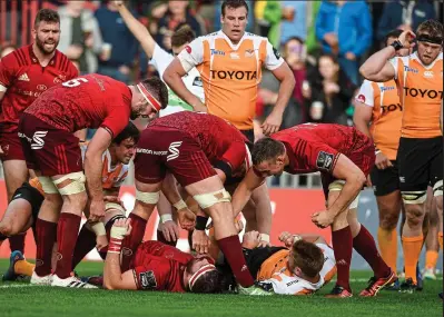  ??  ?? RED WAVE: Munster’s Jean Kleyn is congratula­ted by team-mates after scoring the home side’s fourth try