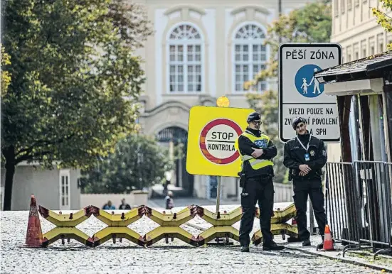  ?? MARTIN  I I ?? Policies custodien el castell de Praga, seu de la reunió de la supracomun­itària Comunitat Política Europea, impulsada per Macron