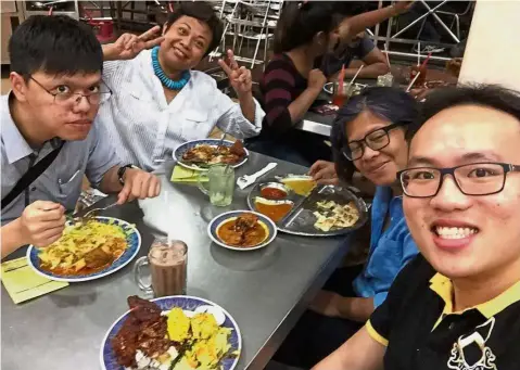  ??  ?? Meaningful effort: Malaysians of various religions having ‘sahur’ together as part of the annual #Puasa4Mala­ysia campaign in Kuala Lumpur. — Photo by JASON LEE