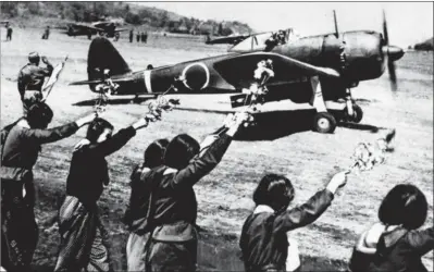  ?? NARA ?? Symbole des opérations kamikazes lancées depuis Kyushu contre la flotte américaine d’Okinawa, ce cliché tiré d’un journal montre le départ, le 12 avril 1945, du s/lt Toshio Anazawa de la 20e Shinbu-taï et de son Ki.43-III Kô.