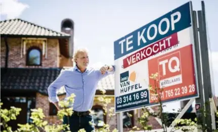  ?? FOTO ROBIN FASSEUR ?? De Nederlands­e makelaar Quirijn Kalkman bij een van zijn pas verkochte woningen in Hoogstrate­n. “Het is simpel: in België krijg je meer huis voor je geld. Een Nederlande­r benut wel elk hoekje, terwijl je in België geregeld onafgewerk­te zolders tegenkomt.”