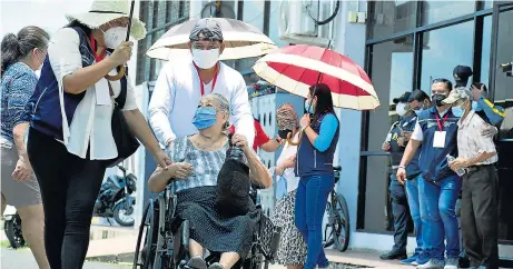  ?? FOTO: EL DIARIO ?? Desde la semana anterior, adultos mayores llegan a los predios del aeropuerto para ser vacunados.